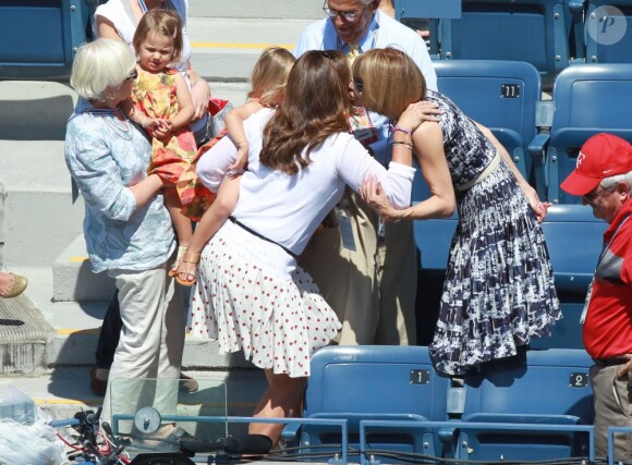 Anna Wintour, supportrice du Roi Roger a retrouvé avec plaisir la petite famille du joueur, sa femme Mirka et les deux jumelles lors du second tour de l'US Open 2011