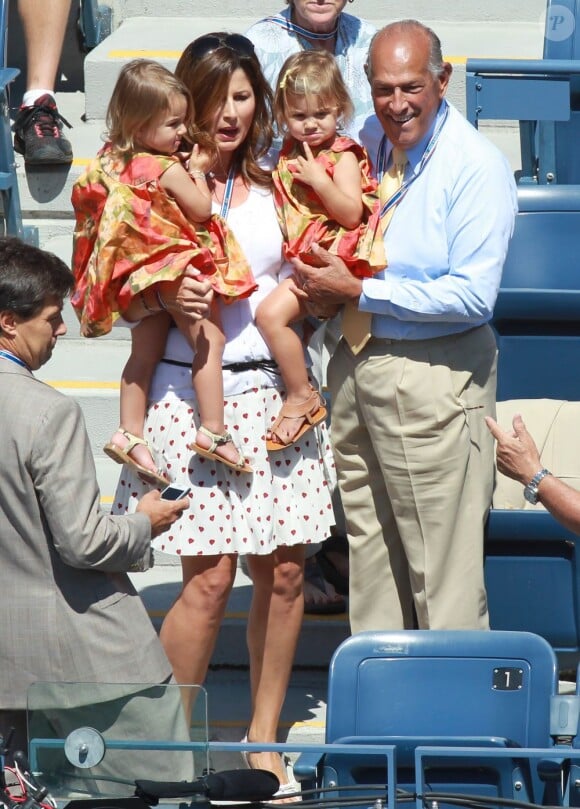 Peu présentes sur les courts, les jumelles de Roger Federer étaient cette fois bien présentes pour encourager leur papa lors de son second match à l'US Open 2011