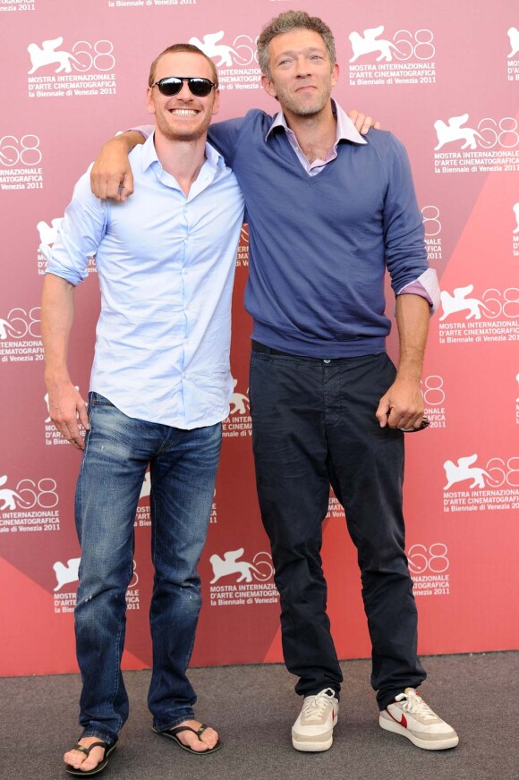 Vincent Cassel et Michael Fassbender présentent A Dangerous Method à Venise, le 2 septembe 2011.