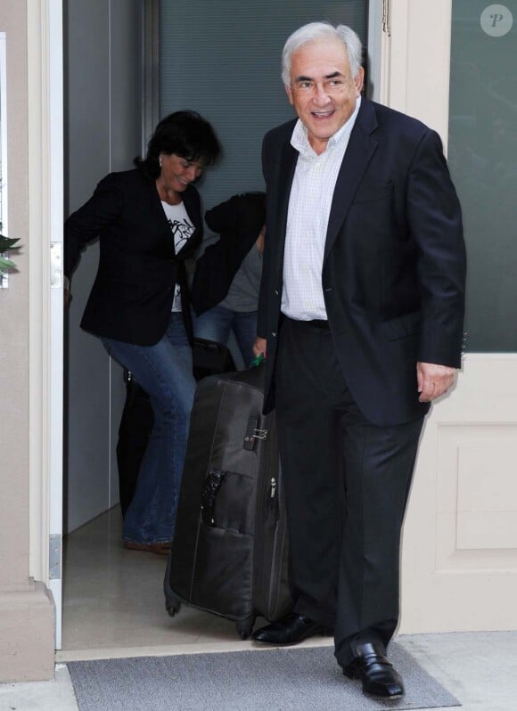 Dominique Strauss-Khan et Anne Sinclair quittent sa maison new-yorkaise pour se rendre à l'aéroport JFK, le 3 septembre 2011.