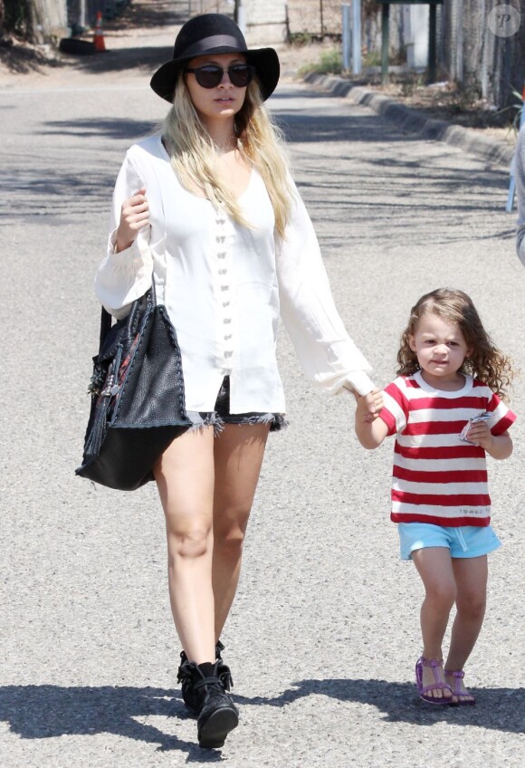 Nicole Richie se promène avec sa petite Harlow, trois ans, à Los Angeles, samedi 3 septembre 2011.