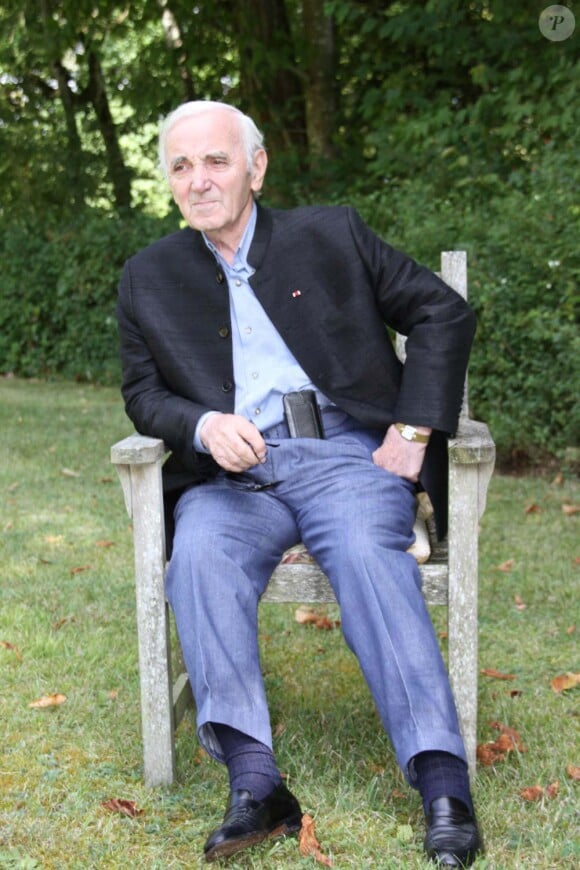 Charles Aznavour, photo promotionnelle pour la sortie de son nouveau livre, D'une porte l'autre, aux éditions don Quichotte, le 1er septembre 2011.