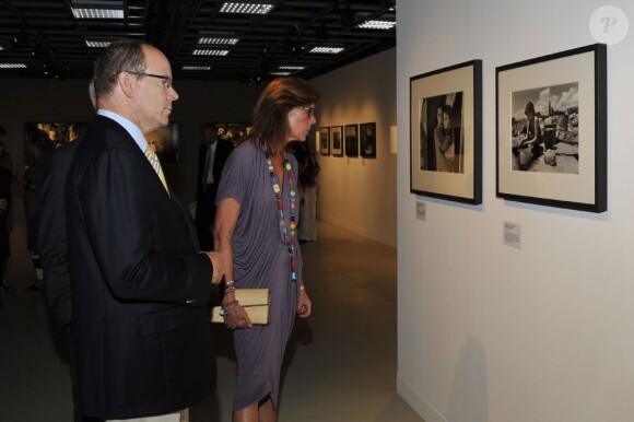Albert de Monaco et sa soeur Caroline de Monaco découvrent l'exposition Guerre et Paix, Femmes dans le XXIème siècle, à Monaco. 6 septembre 2011