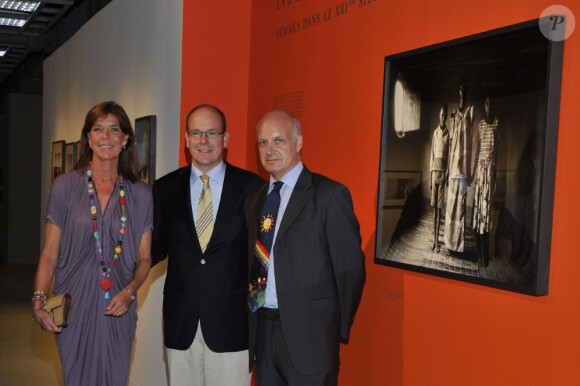 Albert de Monaco et sa soeur Caroline de Monaco découvrent l'exposition Guerre et Paix, Femmes dans le XXIème siècle, à Monaco. 6 septembre 2011