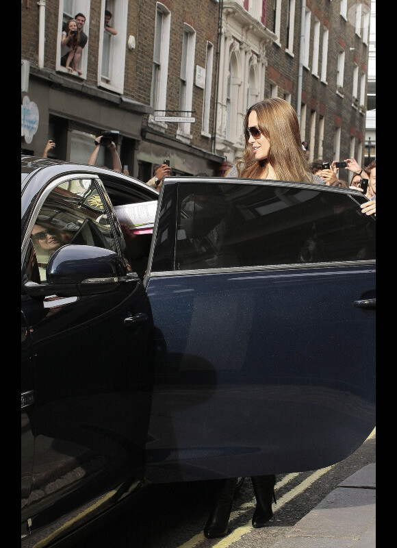 La délicieuse Angelina Jolie sortant d'un studio de production à Londres le 8 septembre 2011