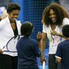 Michelle Obama s'est déplacée à Flushing Meadows vendredi 9 septembre 2011 pour le 12e jour de l'US Open. Elle a notamment joué en double  contre Serena Williams et John McEnroe pour promouvoir son programme  anti-obésité Let's Move, en présence également de James Blake.