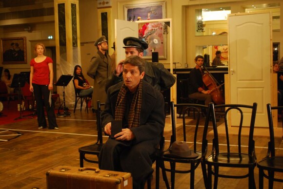Cliff Bradshaw, joué par Geoffrey Guerrier, débarque à Berlin.
Présentation à Mogador du musical Cabaret le 9 septembre 2011, à un mois du retour du spectacle sur la scène parisienne, à Marigny, avec Emmanuel Moire dans le rôle du Maître de cérémonie.