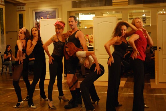 Emmanuel Moire et les filles du Kit Kat Club...
Présentation à Mogador du musical Cabaret le 9 septembre 2011, à un mois du retour du spectacle sur la scène parisienne, à Marigny, avec Emmanuel Moire dans le rôle du Maître de cérémonie.