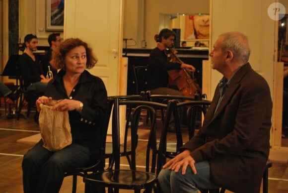 Présentation à Mogador du musical Cabaret le 9 septembre 2011, à un mois du retour du spectacle sur la scène parisienne, à Marigny, avec Emmanuel Moire dans le rôle du Maître de cérémonie.