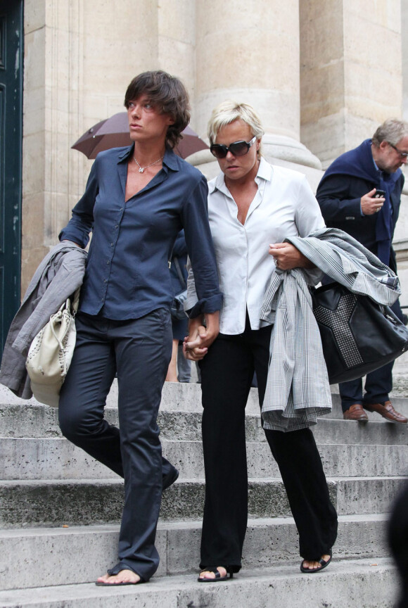 Muriel Robin et sa compagne Anne Le Nen lors de la messe en hommage à Tony Krantz, décédée la nuit du 6 ou 7 août. Eglise St Roch à Paris le 16 septembre 2011