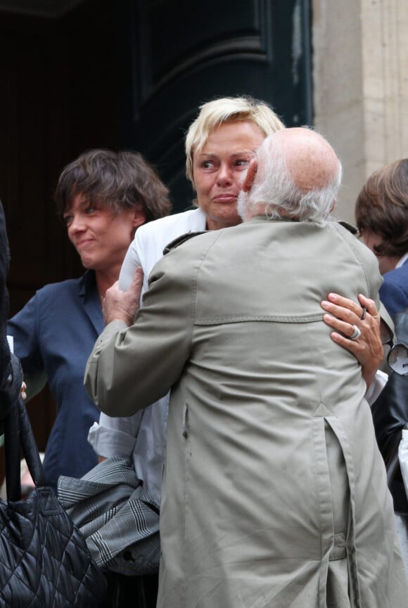 Muriel Robin effondrée et soutenue par sa compagne Anne Le Nen lors de la messe en hommage à Tony Krantz, décédée la nuit du 6 ou 7 août. Eglise St Roch à Paris le 16 septembre 2011