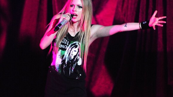 Avril Lavigne : Une vraie pile électrique montée sur ressorts de passage à Paris