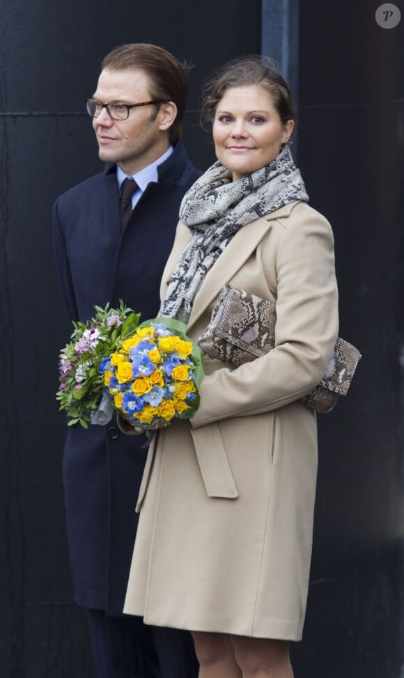 La princesse Victoria de Suède, enceinte, avec son bouquet de fleurs, et son époux le prince Daniel en visite à Turku, capital de la culture 2011, en Finlande, le 19 septembre 2011