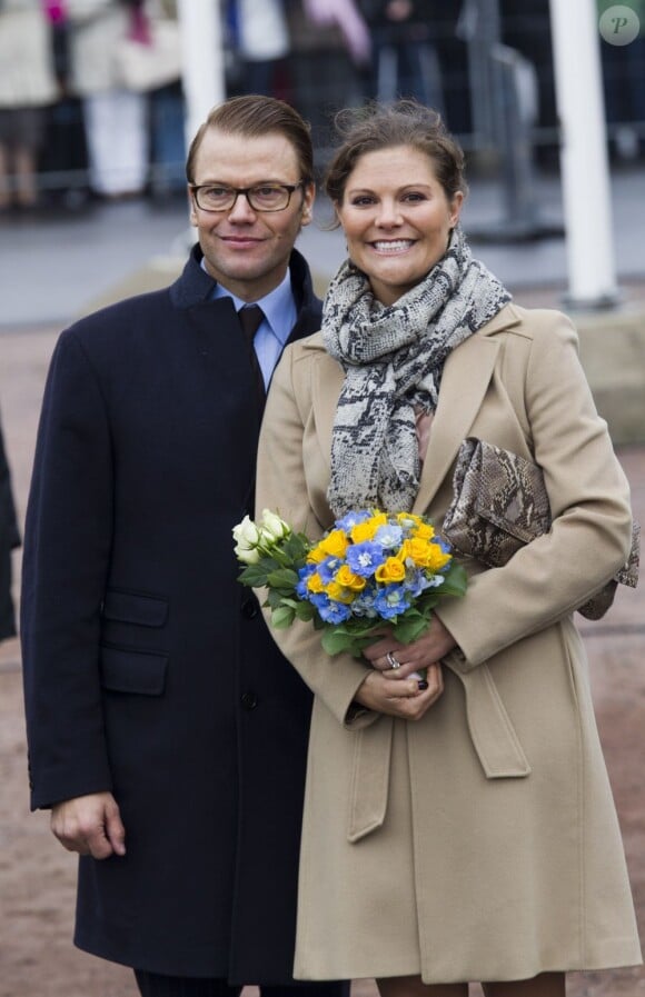 La princesse Victoria de Suède, enceinte et son époux le prince Daniel, tout sourire, en visite à Turku, capital de la culture 2011, en Finlande, le 19 septembre 2011