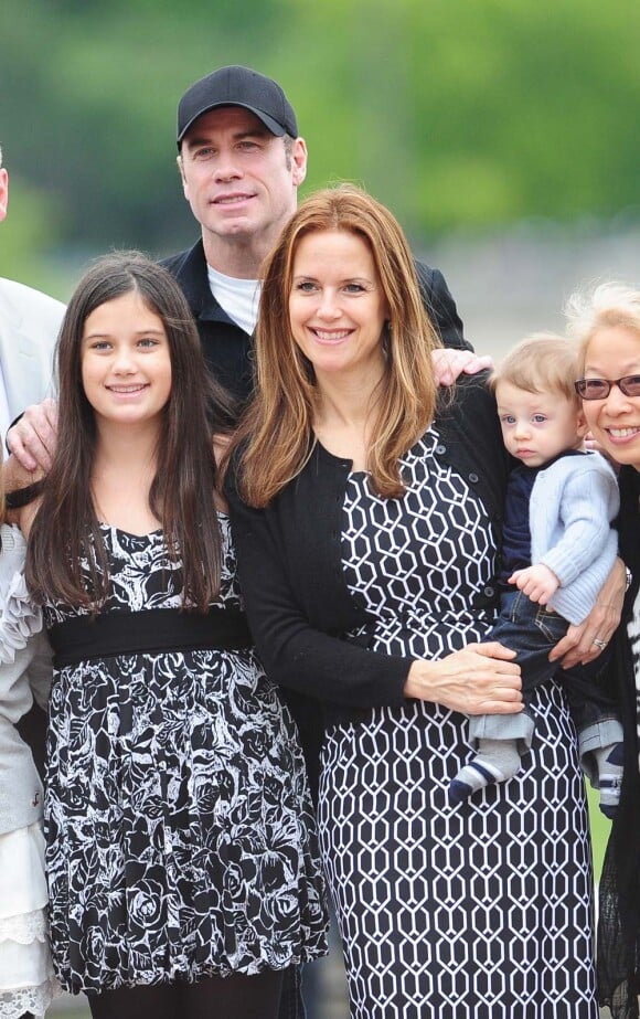 John Travolta et Kelly Preston, leur fille Ella Bleu et leur fils Benjamin, à Paris, le 19 juin 2011.