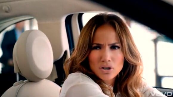 Jennifer Lopez : Tous les hommes à ses pieds, c'est le chaos dans son clip Papi
