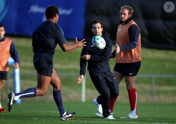Morgan Parra,  Thierry Dussautoir et l'équipe de France de rugby à l'entraînement le 20 septembre 2011 au Takapuna Rugby Club en Nouvelle Zélande