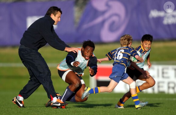 Sous les yeux de Damien Traille, Fulgence Ouedraogo se fait déborder par un jeune joueur néo-zélandais le 20 septembre 2011 au Takapuna Rugby Club en Nouvelle Zélande