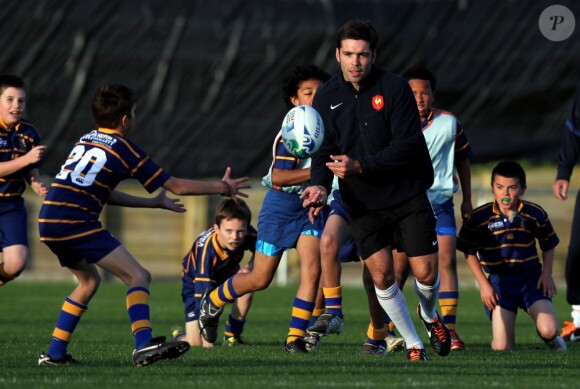 Dimitri Yachvili a été impérial au cours d'un petit match contre de jeunes enfants néozélandais le 20 septembre 2011 au Takapuna Rugby Club en Nouvelle Zélande
