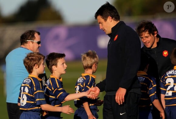 Les Français ont chaleureusement remercié de jeunes joueurs contre qui ils avaient joué le 20 septembre 2011 au Takapuna Rugby Club en Nouvelle Zélande