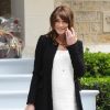 Carla Bruni-Sarkozy dévoile pour la première fois son ventre rond dans une petite robe blanche chic ! Deauville, mai 2011