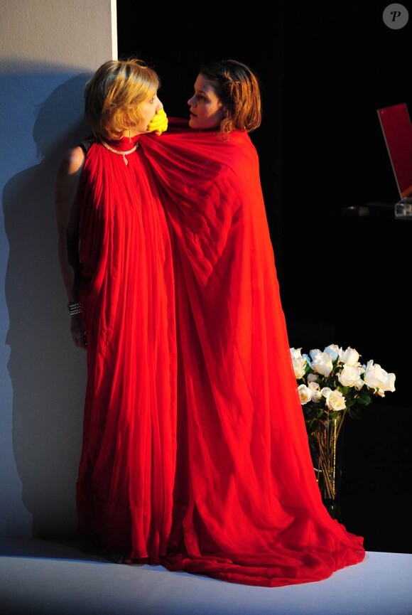Prune Beuchat et Christine Brücher jouent dans Les Bonnes, au Théâtre de L'Atelier, à Paris. 16 septembre 2011