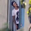 Austin Butler tente d'échapper aux paparazzi en sortant du domicile de sa chérie, Vanessa Hudgens, lundi 19 septembre 2011, à Los Angeles.