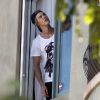 Austin Butler tente d'échapper aux paparazzi en sortant du domicile de sa chérie, Vanessa Hudgens, lundi 19 septembre 2011, à Los Angeles.