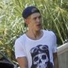 Austin Butler tente d'échapper aux paparazzi en sortant du domicile de sa chérie, Vanessa Hudgens, lundi 19 septembre 2011, à Los Angeles.