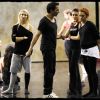 Kamel Ouali pendant des répétitions sur scène, le 27 août 2011, pour sa future comédie musicale Dracula, au Palais des Sports à Paris dès le 30 septembre 2011 - ici en présence de Nathalie Fauquette (blonde) et Anaïs Delva (rousse)