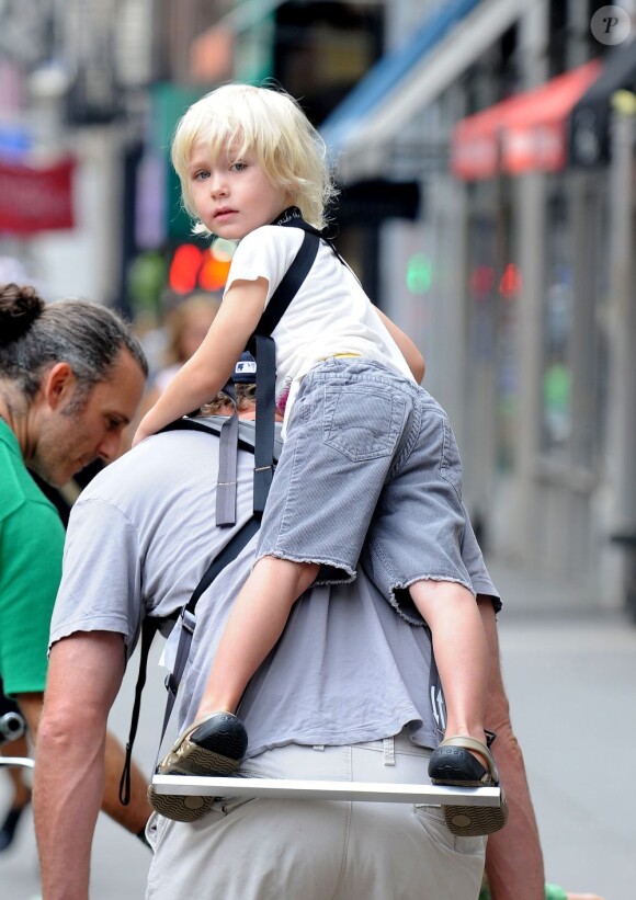 Naomi Watts et son mari Liev Schreiber se baladent dans les rues de New York avec leurs fils Alexander et Samuel, le 26 septembre 2011