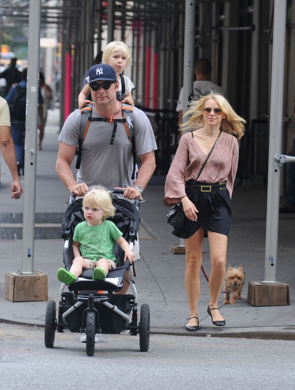 Naomi Watts et son mari Liev Schreiber se baladent dans les rues de New York avec leurs fils Alexander et Samuel, le 26 septembre 2011