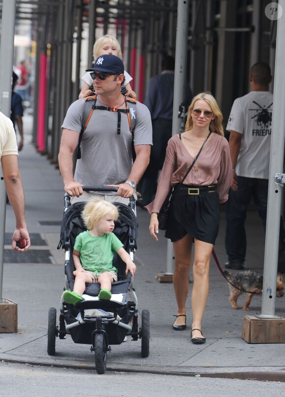 Naomi Watts et son mari Liev Schreiber se baladent dans les rues de New York avec leurs fils Alexander et Samuel, le 26 septembre 2011