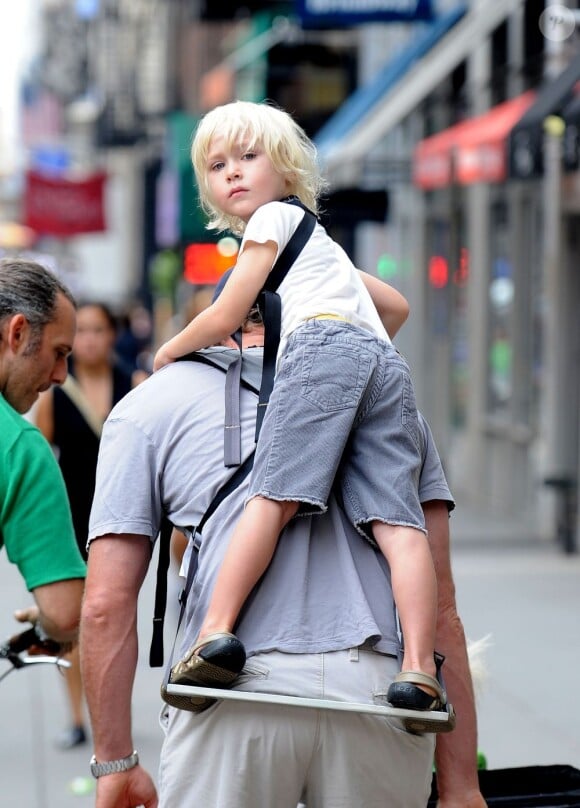 Naomi Watts et son mari Liev Schreiber se baladent dans les rues de New York avec leurs fils Alexander et Samuel, le 26 septembre 2011