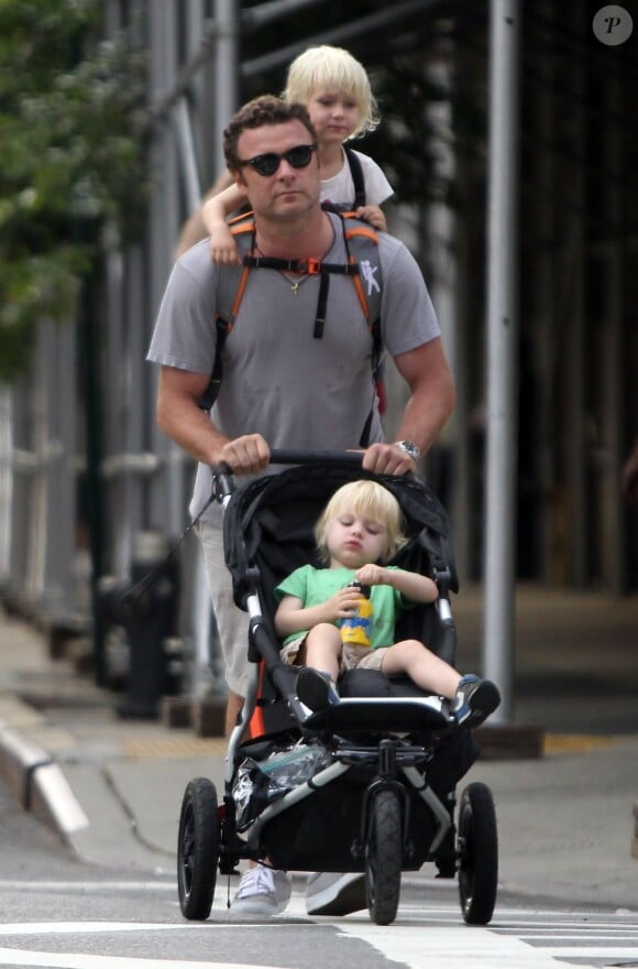 Liev Schreiber, mari de Naomi Watts, se balade dans les rues de New  York avec ses fils Alexander et Samuel, le 26 septembre 2011