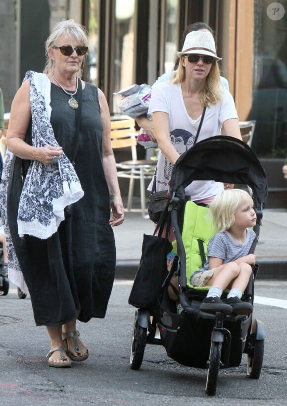 Naomi Watts promènent ses enfants Alexander et Samuel le 12 septembre 2011 à New York