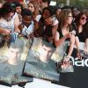 Taylor Lautner prend le temps de signer des autographes et de poser avec ses fans, à la Fnac des Champs-Elysées (Paris), mardi 27 septembre.