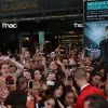 Taylor Lautner prend le temps de signer des autographes et de poser avec ses fans, à la Fnac des Champs-Elysées (Paris), mardi 27 septembre.