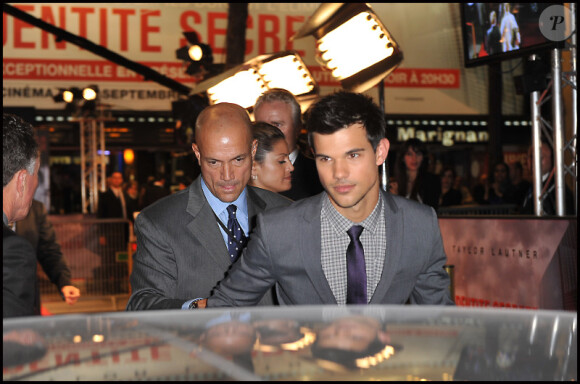Taylor Lautner quitte le Gaumont Marignan, à Paris, après l'avant-première d'Identité Secrète, mardi 27 septembre 2011.