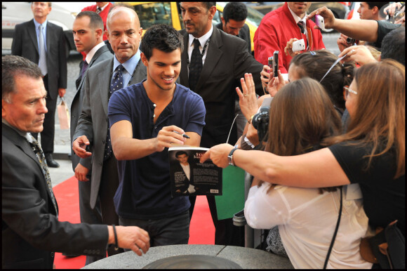 Les fans de Taylor Lautner sont venus nombreux pour la séance de dédicaces organisées à la Fnac Champs-Elysées (Paris), le mardi 27 septembre 2011.