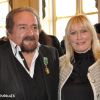 Richard Anthony et Elisabeth,  le 23 novembre 2011, au Ministère de la Culture et de la Communication.  Le ministre, Frédéric Mitterrand, vient de le décorer comme Officier de  l'ordre des Arts et des Lettres !