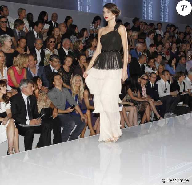 Miranda Kerr au défilé Dior à Paris le 30 septembre 2011 au Musée Rodin, a défilé sous les yeux d'Orlando Bloom conquis