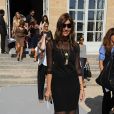 Carine Roitfeld tout vêtue de noir à son arrivée au défilé Dior. 