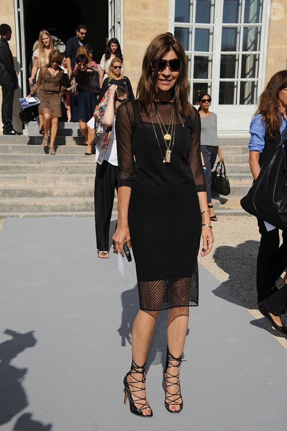 Carine Roitfeld tout vêtue de noir à son arrivée au défilé Dior.