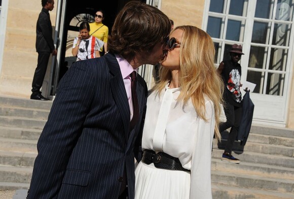 Rachel Zoé et son époux à leur arrivée au défilé Dior