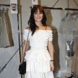 Leighton Meester en backstage du défilé Dior à Paris le 30 septembre 2011