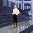 Karolina Kurkova en backstage du défilé Dior à Paris le 30 septembre 2011