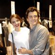 Miranda Kerr et Orlando Bloom en backstage du défilé Dior à Paris le 30 septembre 2011