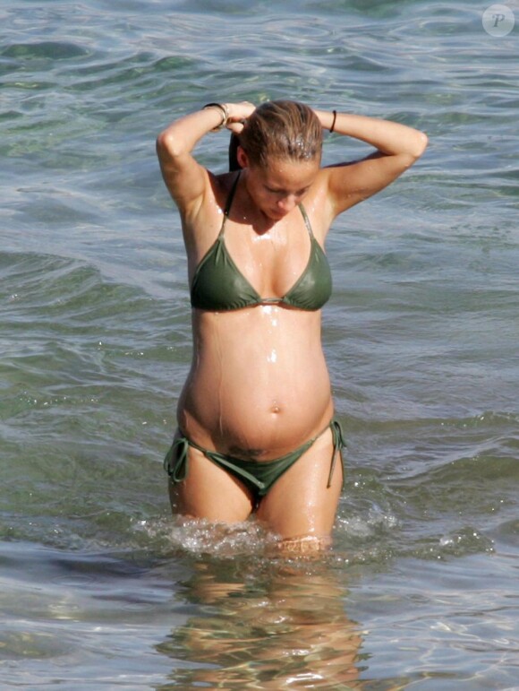 Nicole Richie, en septembre 2007, à Hawaï, se baigne dans la mer.