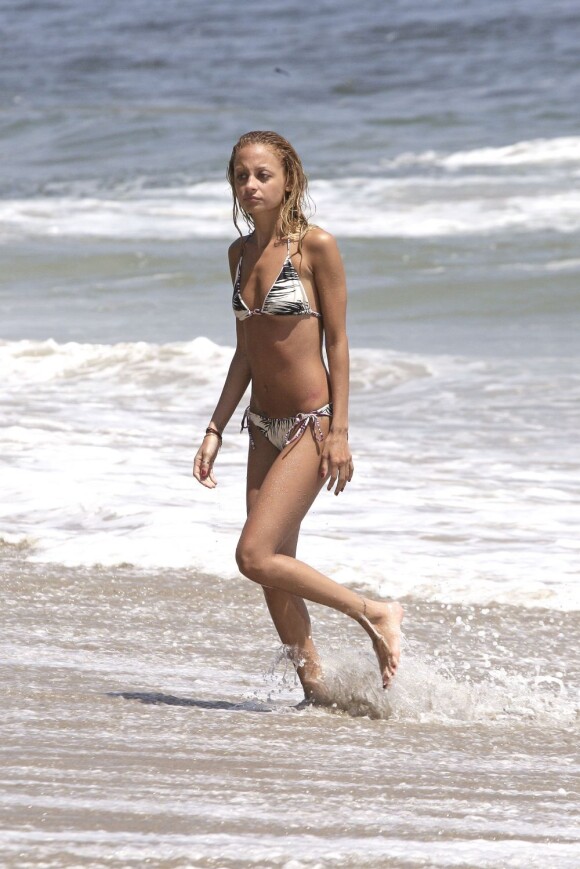 Nicole Richie, en juin 2006, à Malibu, se baigne dans la mer.
